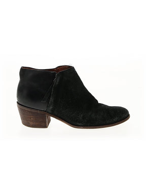 1 shoe size - 7