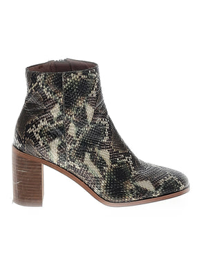 1 shoe size - 8